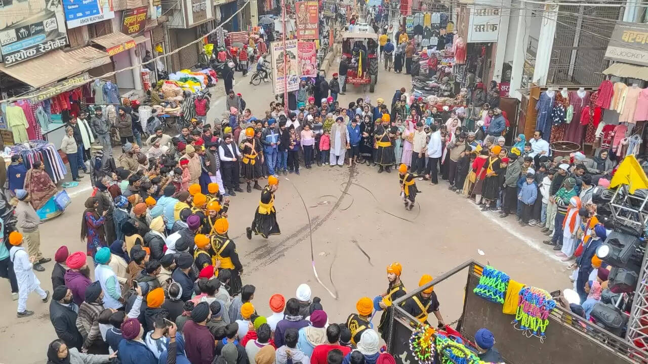 प्रकाश पर्व पर निकाली प्रभात फेरी, पंजाब से आए गतका दल ने दिखाए करतब