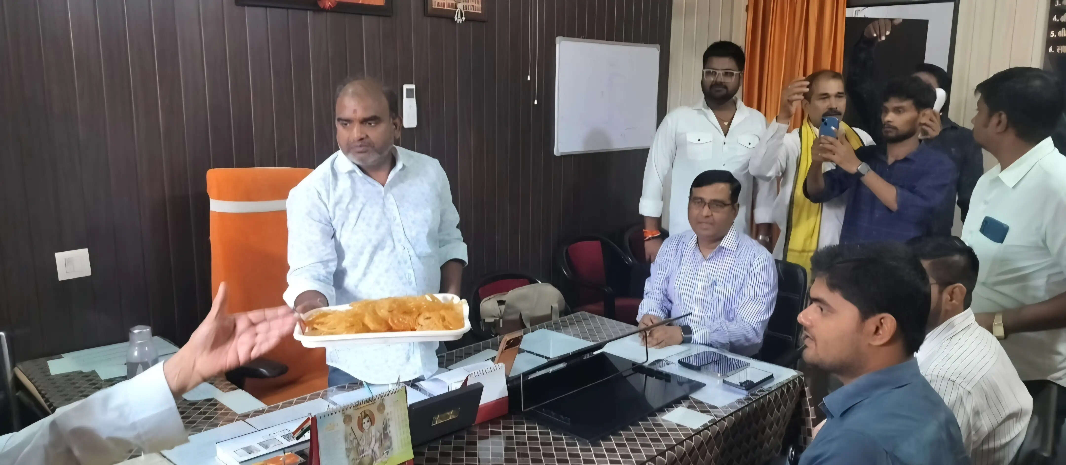 छपरा में काम पर लौटे सफाई कर्मी, महापौर और नगर आयुक्त ने मिठाई खिलाकर किया अभिनंदन
