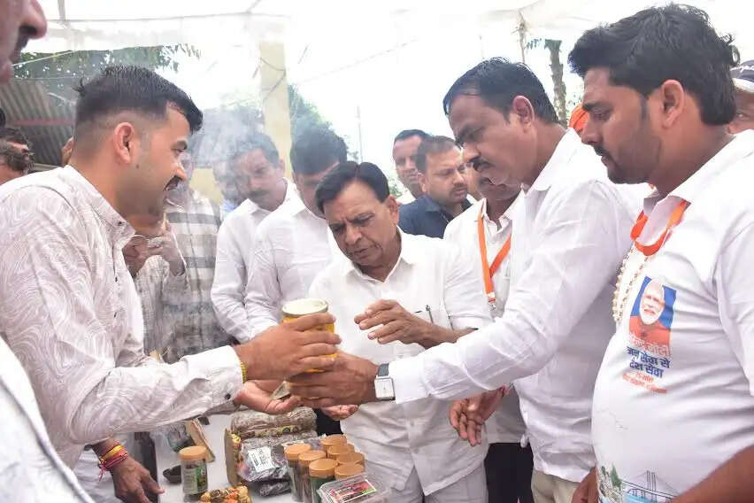 मंदसौरः उप मुख्यमंत्री देवड़ा ने वोकल फॉर लोकल प्रदर्शनी का अवलोकन किया