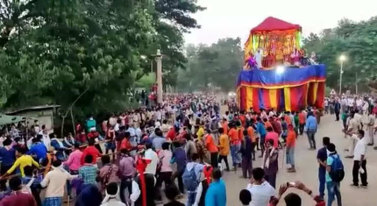 अर्ध रात्रि में रथ चुराने की रस्म के साथ कुम्हड़ाकोट जंगल लाया गया बस्तर दशहरा रथ