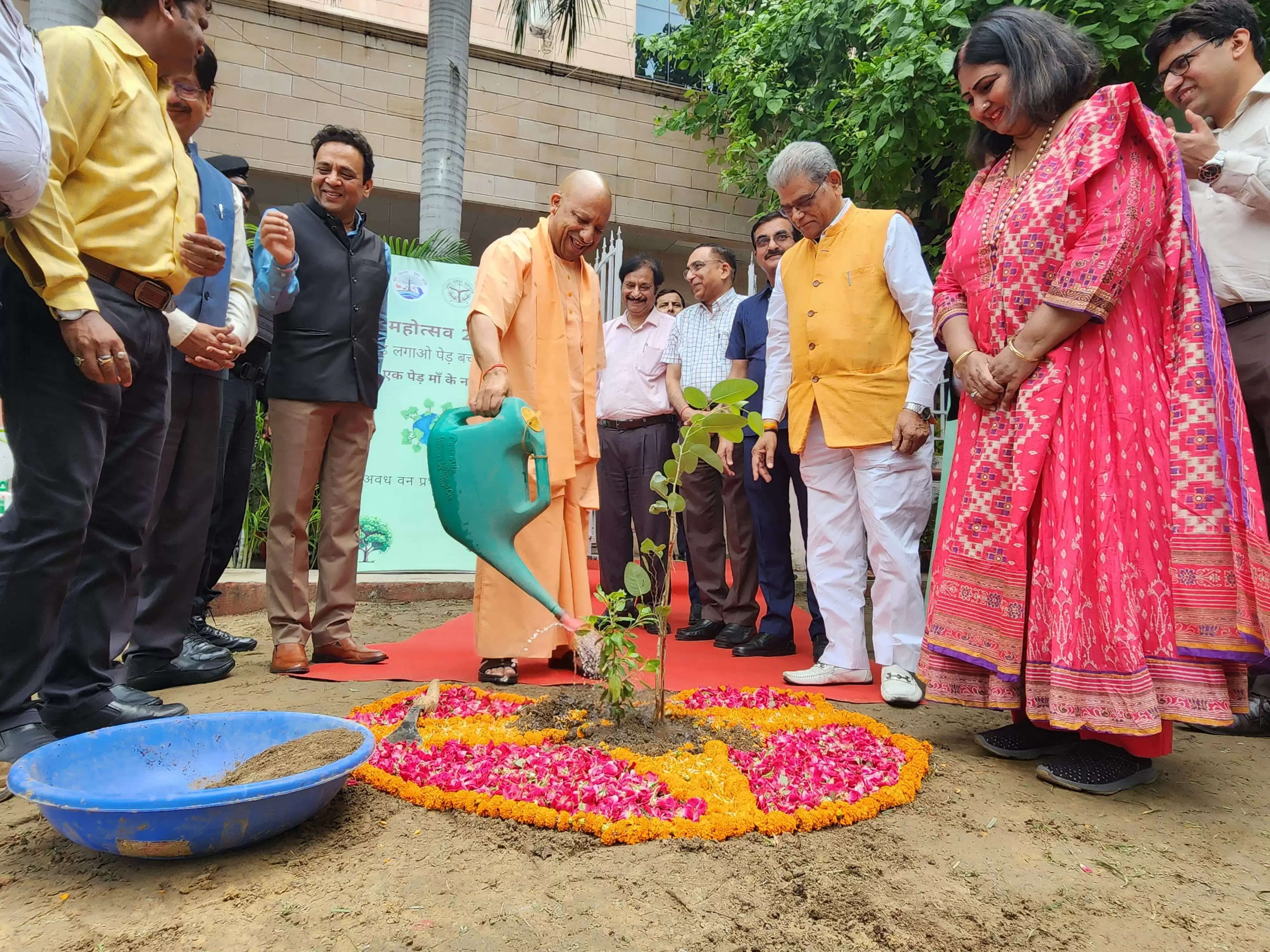 मुख्यमंत्री योगी ने सरकारी आवास पर लगाया लाल चंदन का पौधा