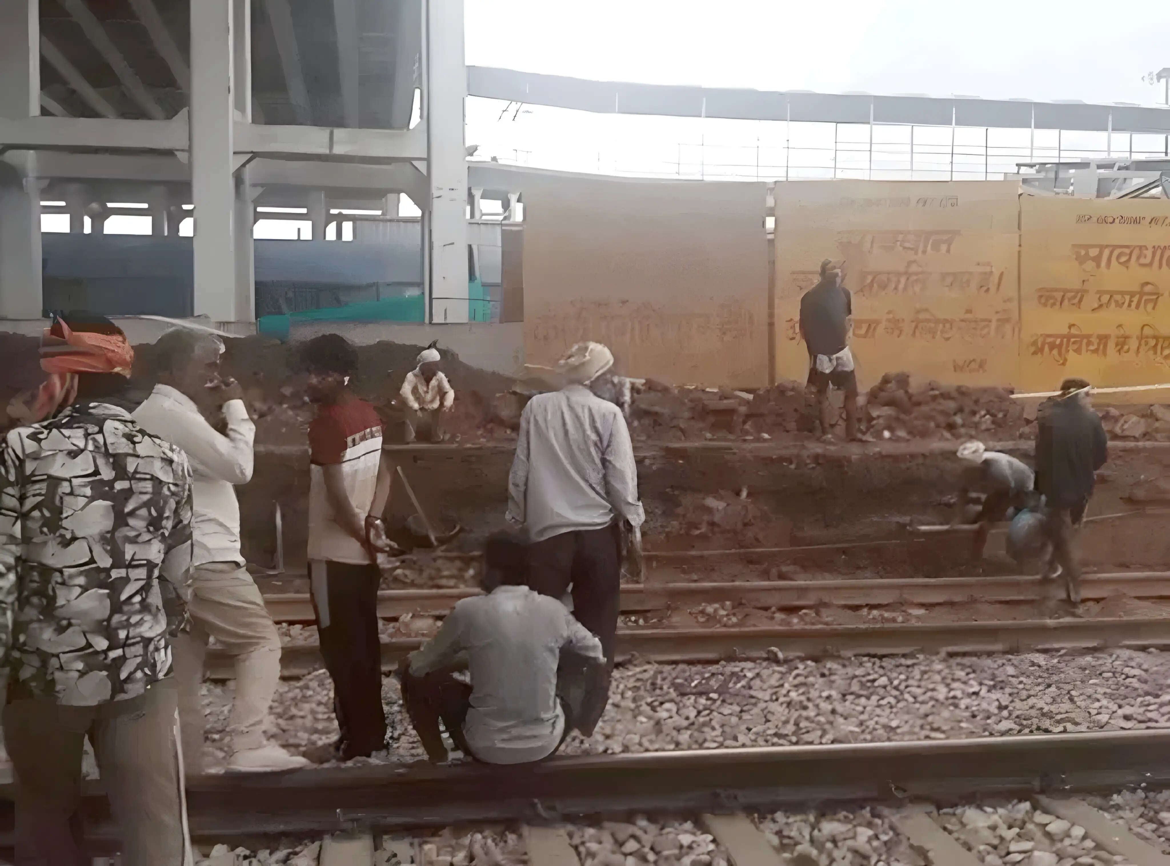 भरतपुर स्टेशन पर प्लेटफॉर्म का हिस्सा ढहा, मालगाड़ी रोककर टला हादसा