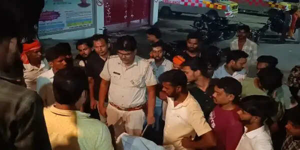 तेज रफ्तार बाइक की चपेट में आने से एक व्यक्ति की मौत, पुलिस और अस्पताल पर फूटा ग्रामीणों का गुस्सा