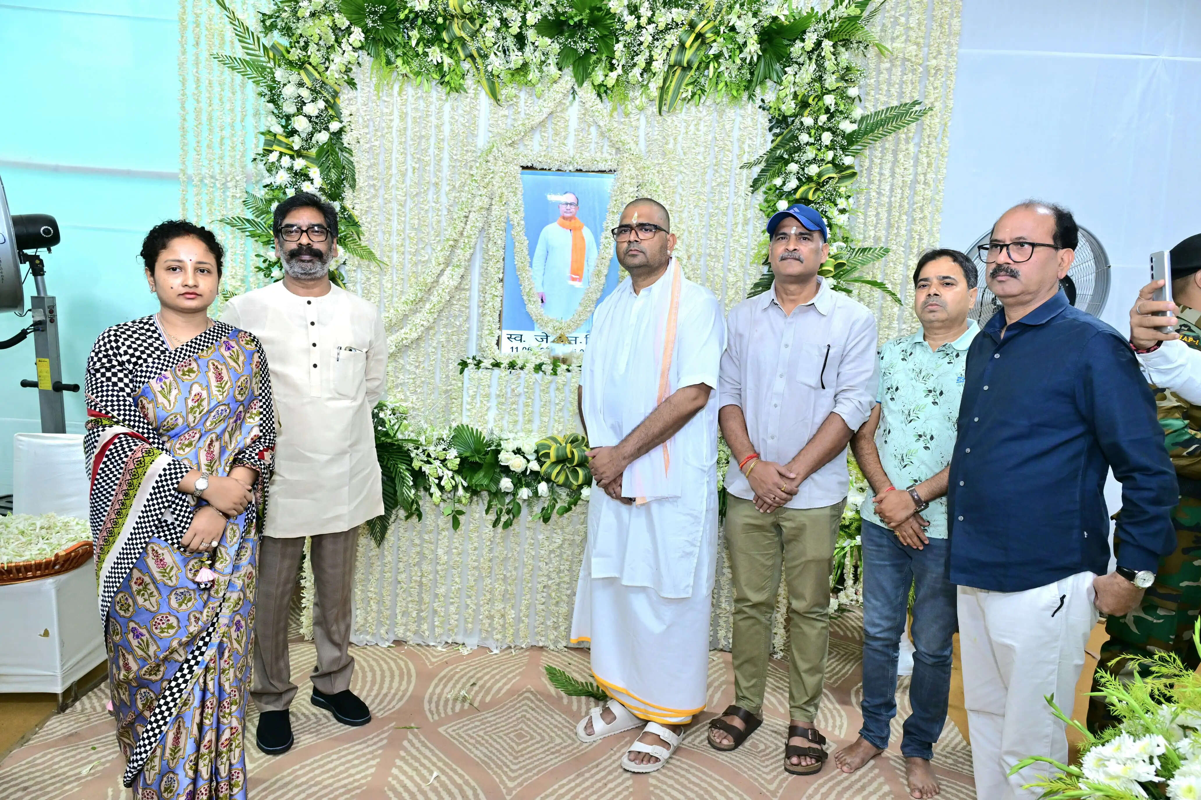 मुख्यमंत्री हेमन्त सोरेन ने दिवंगत जेएन सिंह को दी श्रद्धांजलि, परिजनों को बंधाया ढांढस