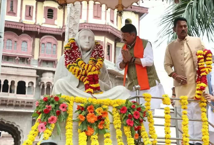 इंदौर : मुख्यमंत्री ने केंद्रीय मंत्री भूपेंद्र यादव के साथ देवी अहिल्या माता की प्रतिमा पर किया माल्यार्पण, पौधे भी रोपे