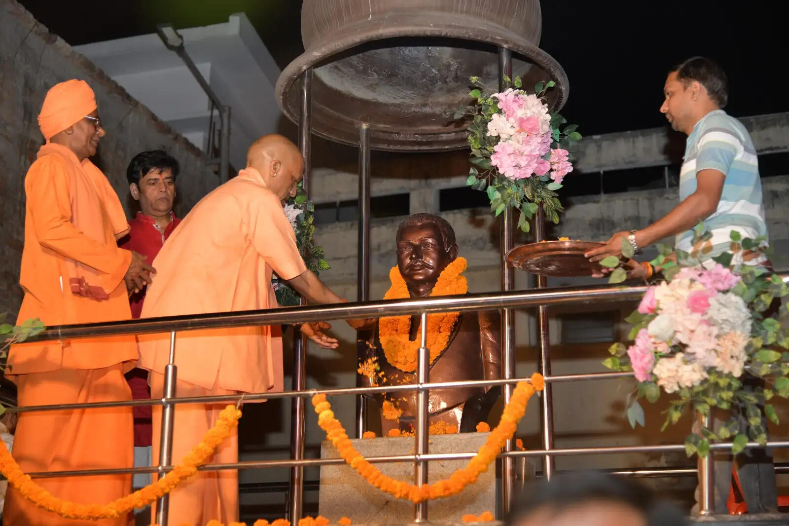 मुख्यमंत्री योगी ने भारत सेवाश्रम में स्थापित मां भगवती की प्रतिमा का दर्शन-पूजन किया