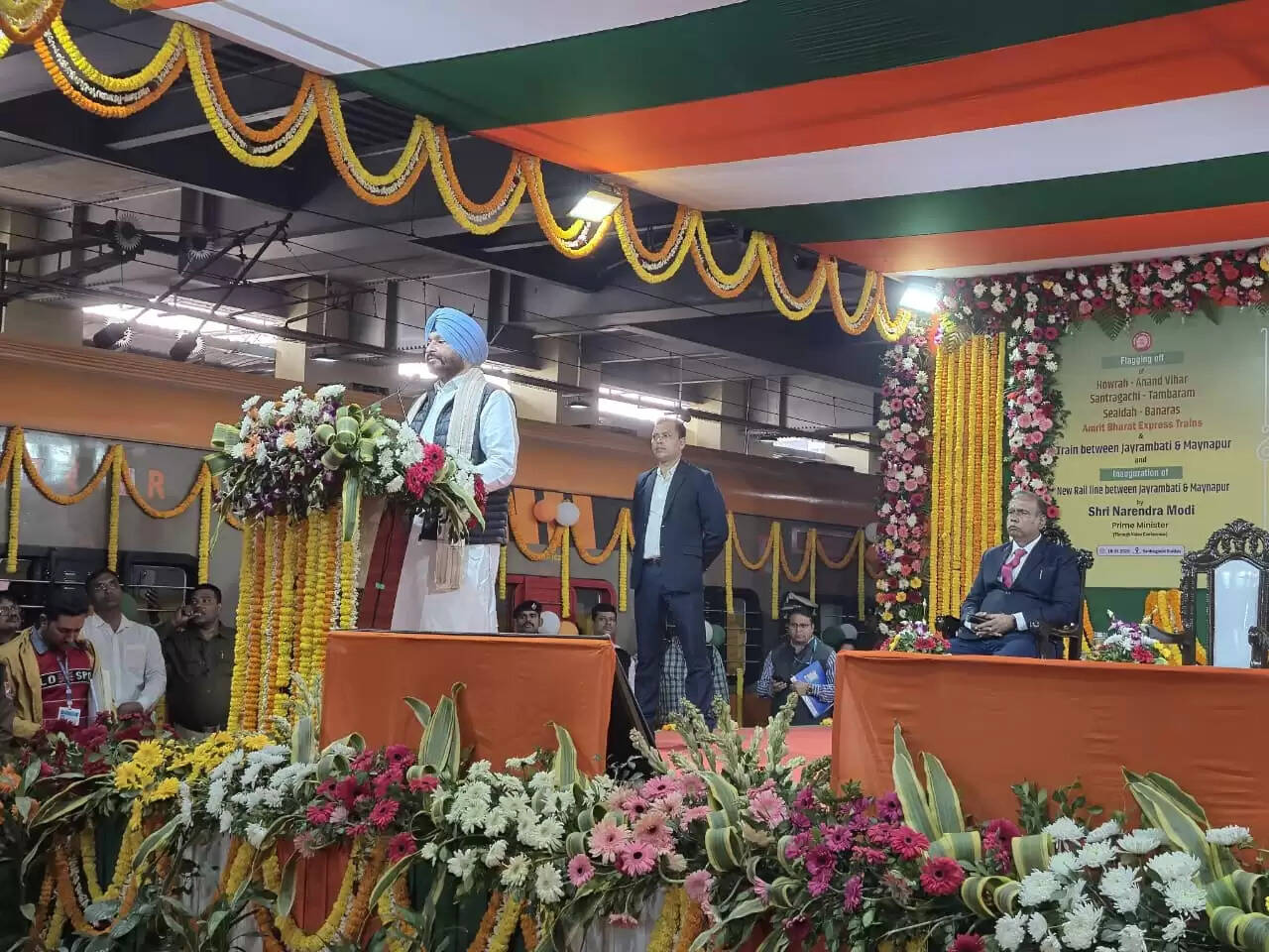 प्रधानमंत्री मोदी ने तीन नई अमृत भारत एक्सप्रेस को दिखाई हरी झंडी