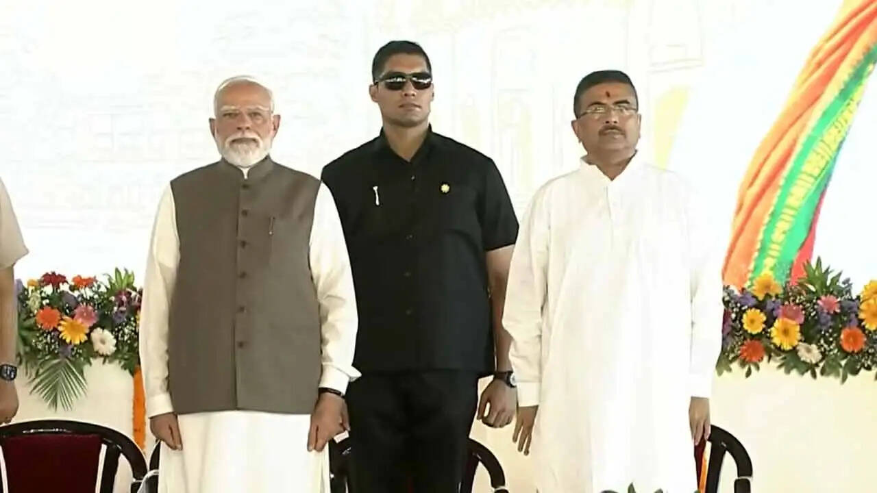 पश्चिम बंगाल दिवस समारोह में शामिल हुए पीएम मोदी, सीएम शुभेंदु ने सौंपे बंगाल की अस्मिता से जुड़े उपहार