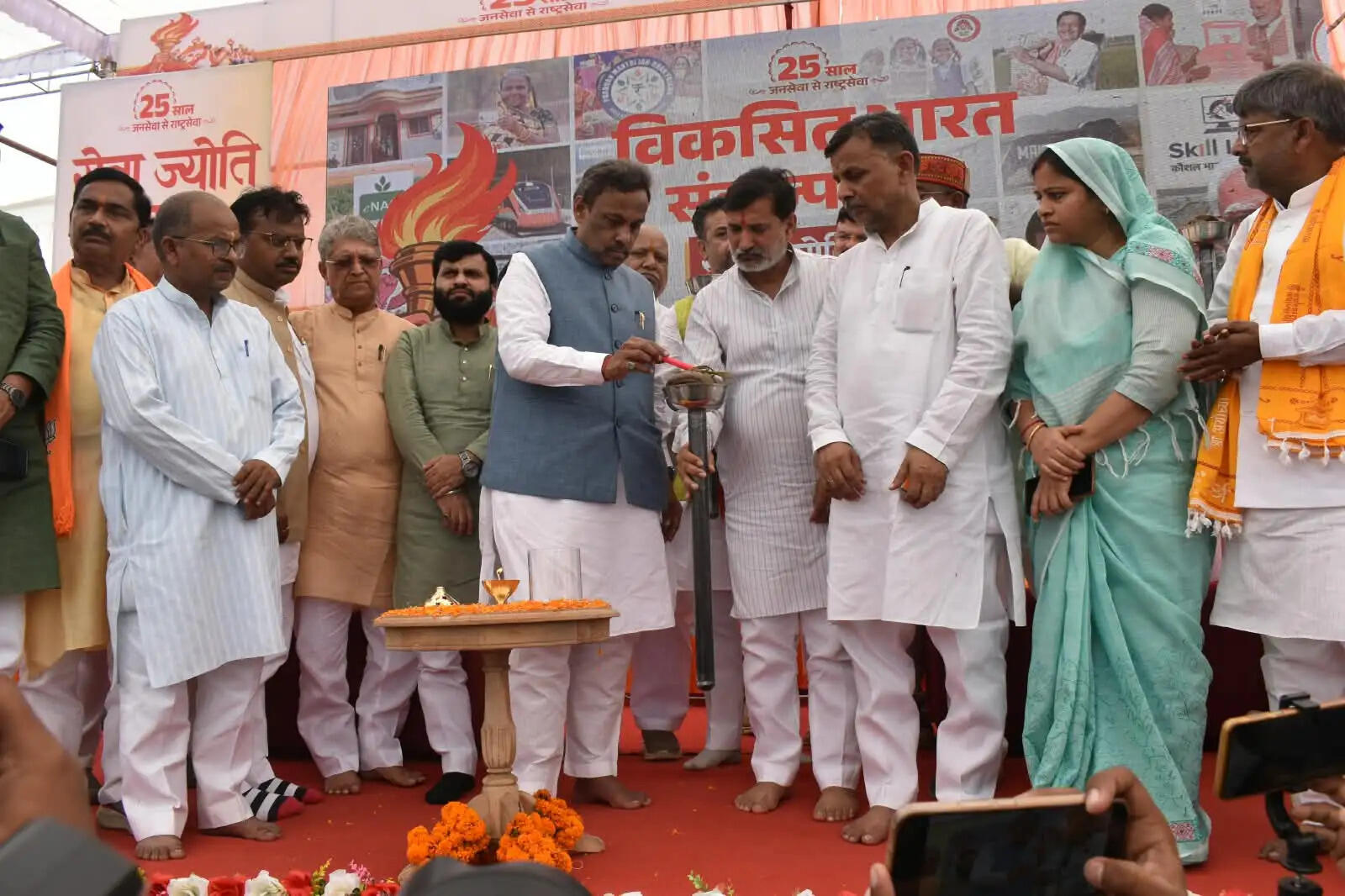 भाजपा का कार्यकर्ता सेवा को अपने राजनीतिक जीवन का आधार मानकर काम करता है :&nbsp;विनोद तावड़े
