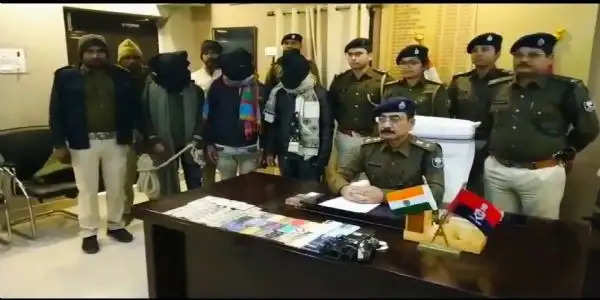 नगर थाना पुलिस ने तीन साइबर अपराधियों को किया गिरफ्तार,कई समान बरामद