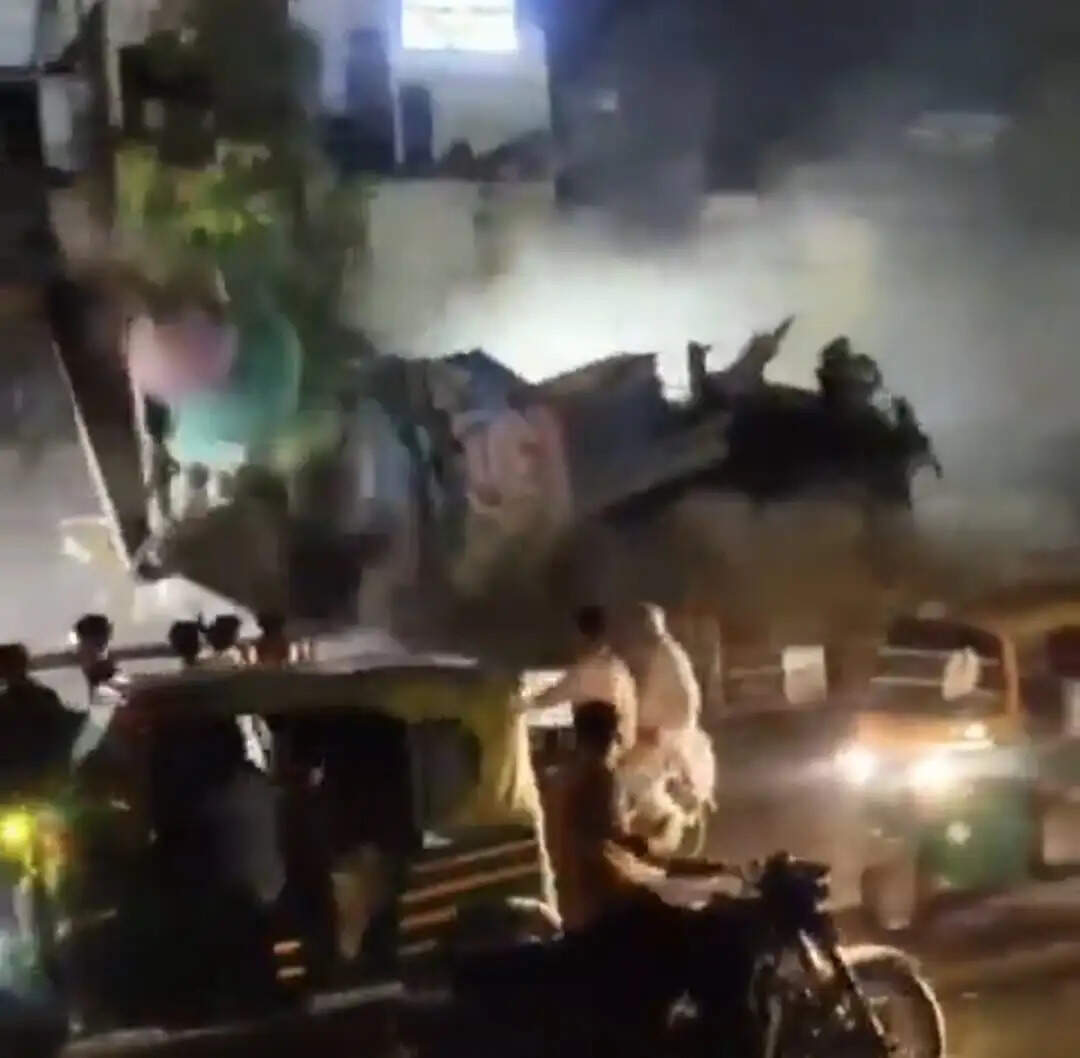 चंदौली : जीटी रोड चौड़ीकरण के दौरान मंदिर का गुंबद ढहा, मलबे में दबकर मजदूर की मौत