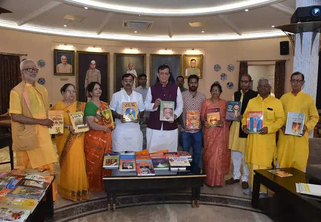 केवल शब्दों को पढ़ने का नहीं, उन्हें आत्मसात करने का भी काम किया जाए : सतीश महाना