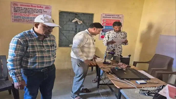 खरगोनः आधार सेवाओं के नाम पर अवैध वसूली, करही में दो ऑपरेटरों पर 75 हजार रुपये का जुर्माना