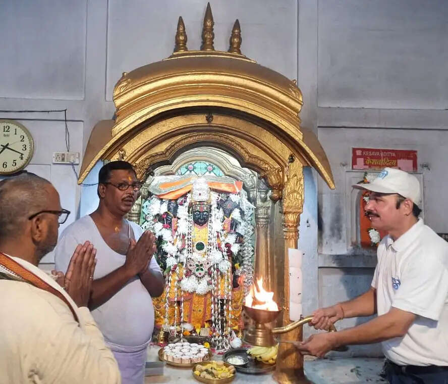 श्रीकृष्णजन्माष्टमी पर आदि केशव की उतारी आरती, लगाया माखन मिश्री का भोग