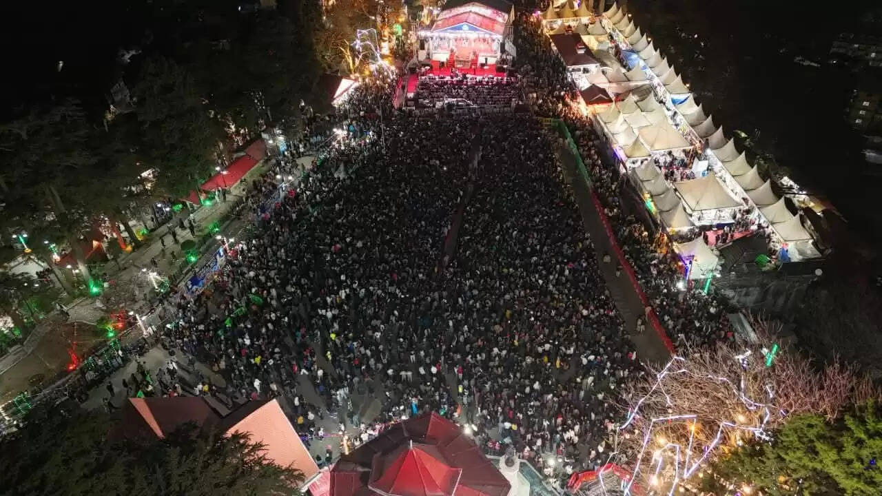 शिमला में हज़ारों सैलानियों ने मनाया नए साल का जश्न, नहीं गिरी बर्फ