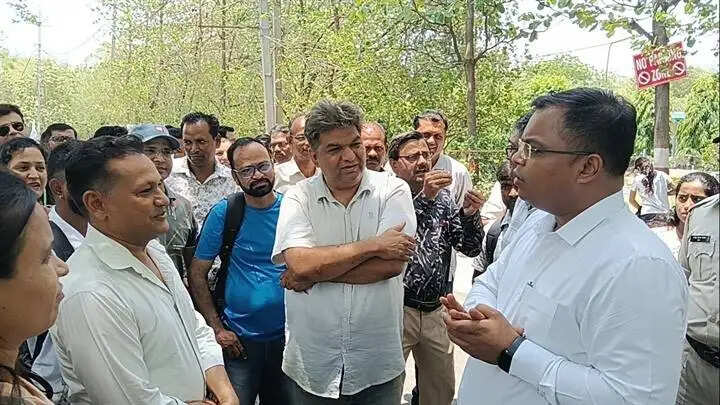 इंदौरः नीट की परीक्षा सुव्यवस्थित रूप से संपन्न, कलेक्टर ने किया नीट परीक्षा केंद्रों का निरीक्षण