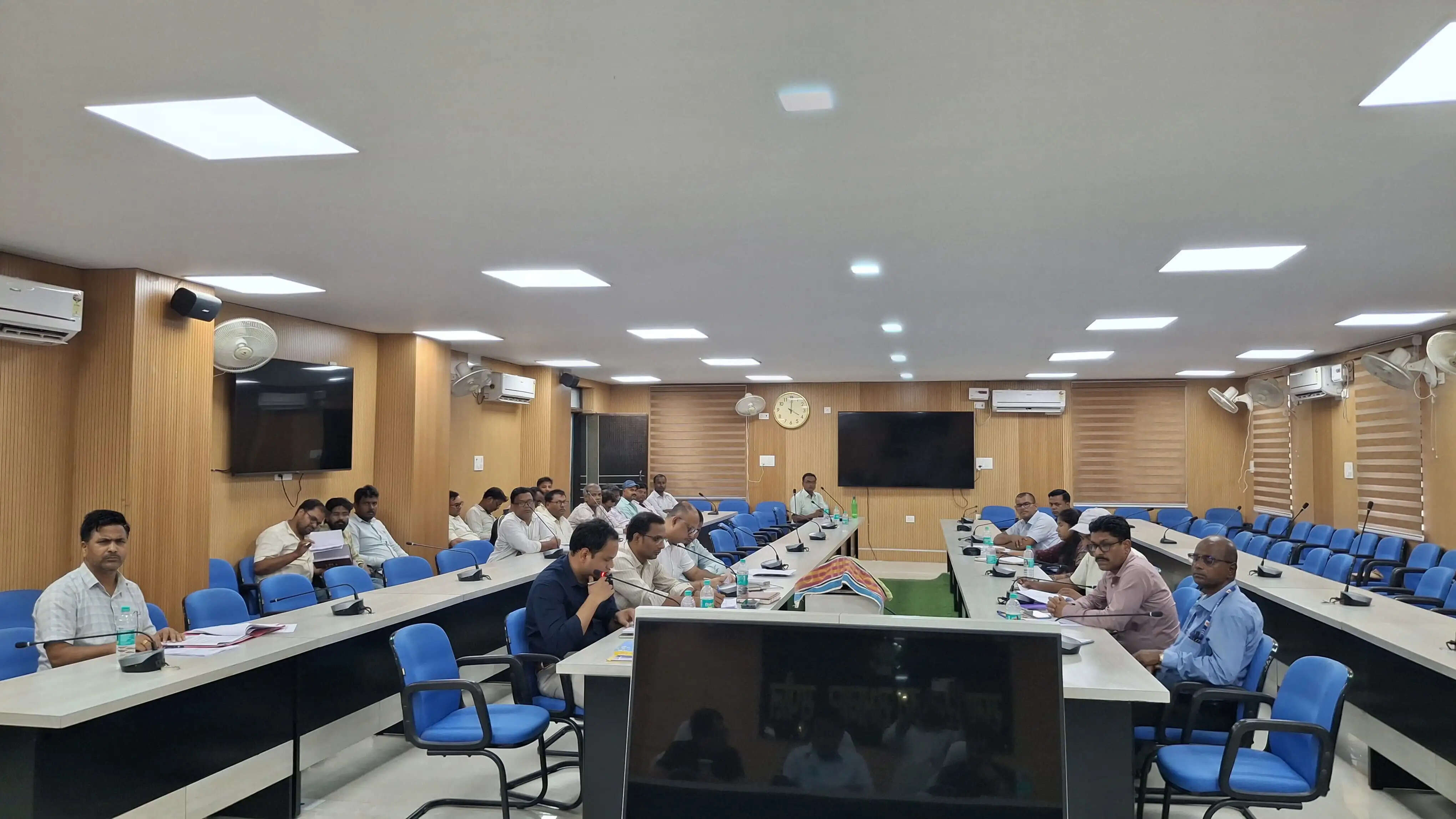 सेवा संकल्प एवं कायाकल्प अभियान के तहत योजनाओं की समीक्षा