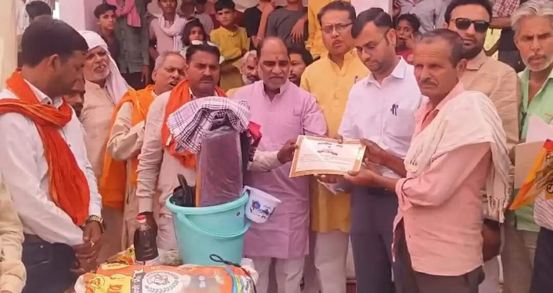 सदर विधायक ने ग्राम पुर में आगजनी से प्रभावित परिवारों को वितरित की राहत सामग्री