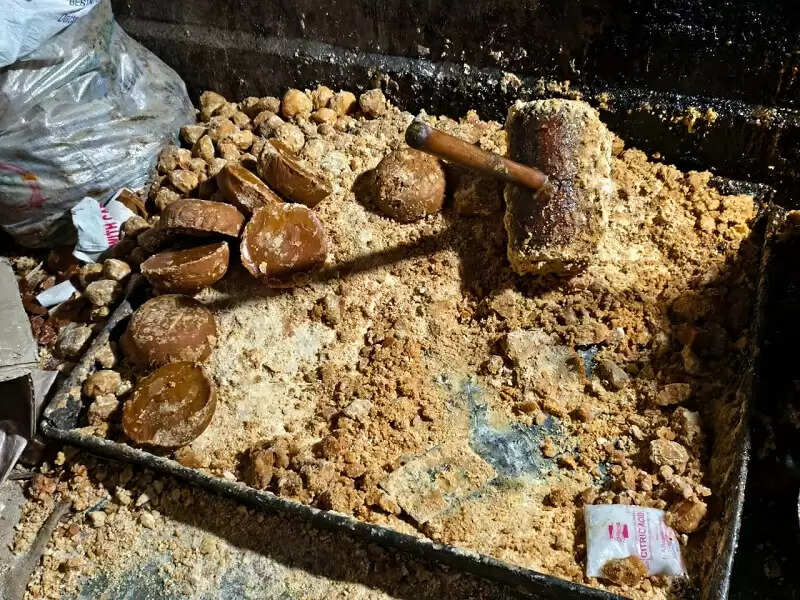 इंदौरः गंदगी के बीच बना रहे थे गजक, जिला प्रशासन ने 02 फैक्ट्रियों को कराया बंद