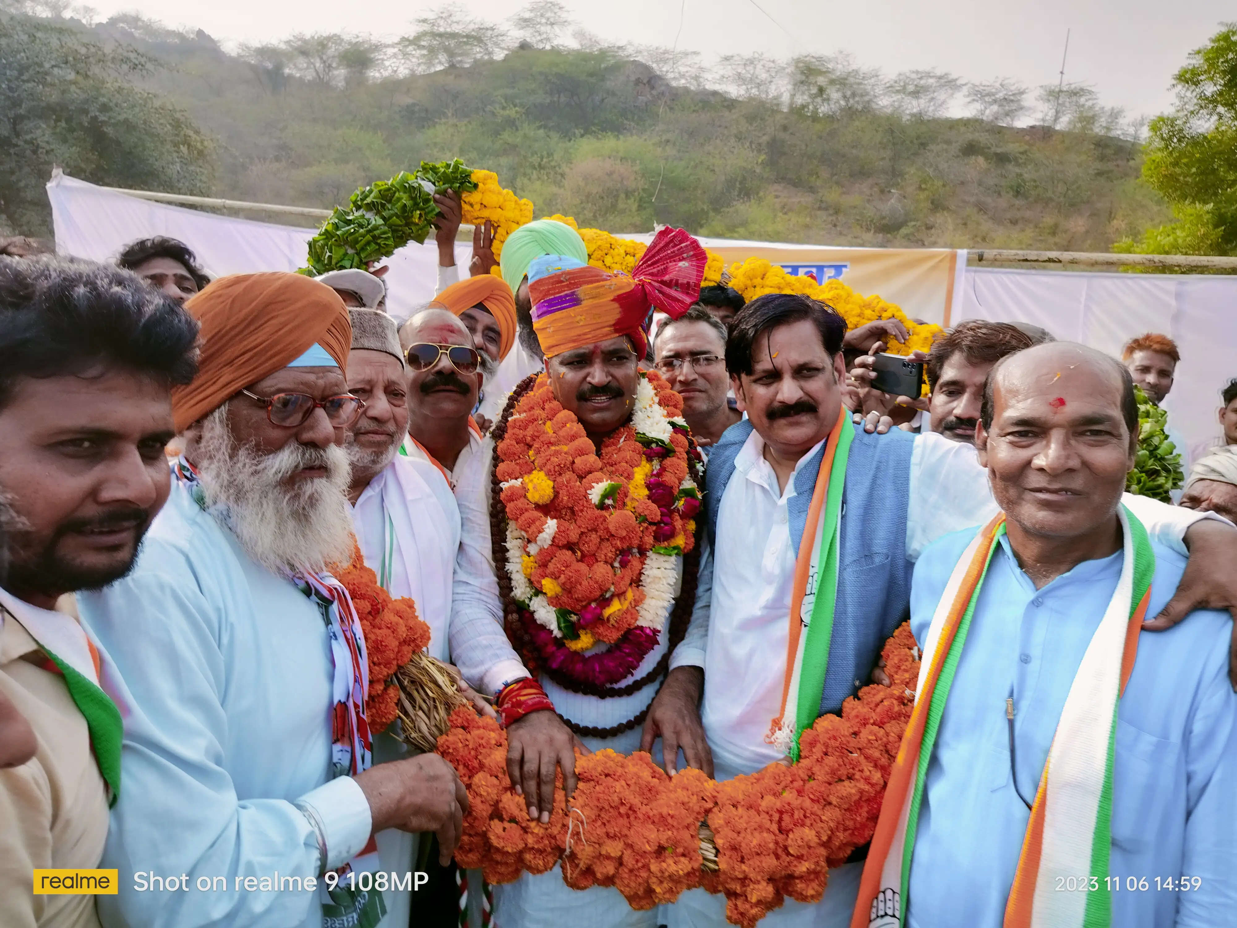 मंदिर में पूजा अर्चना के बाद अलवर में कई प्रत्याशियों ने अंतिम दिन भरा नामांकन