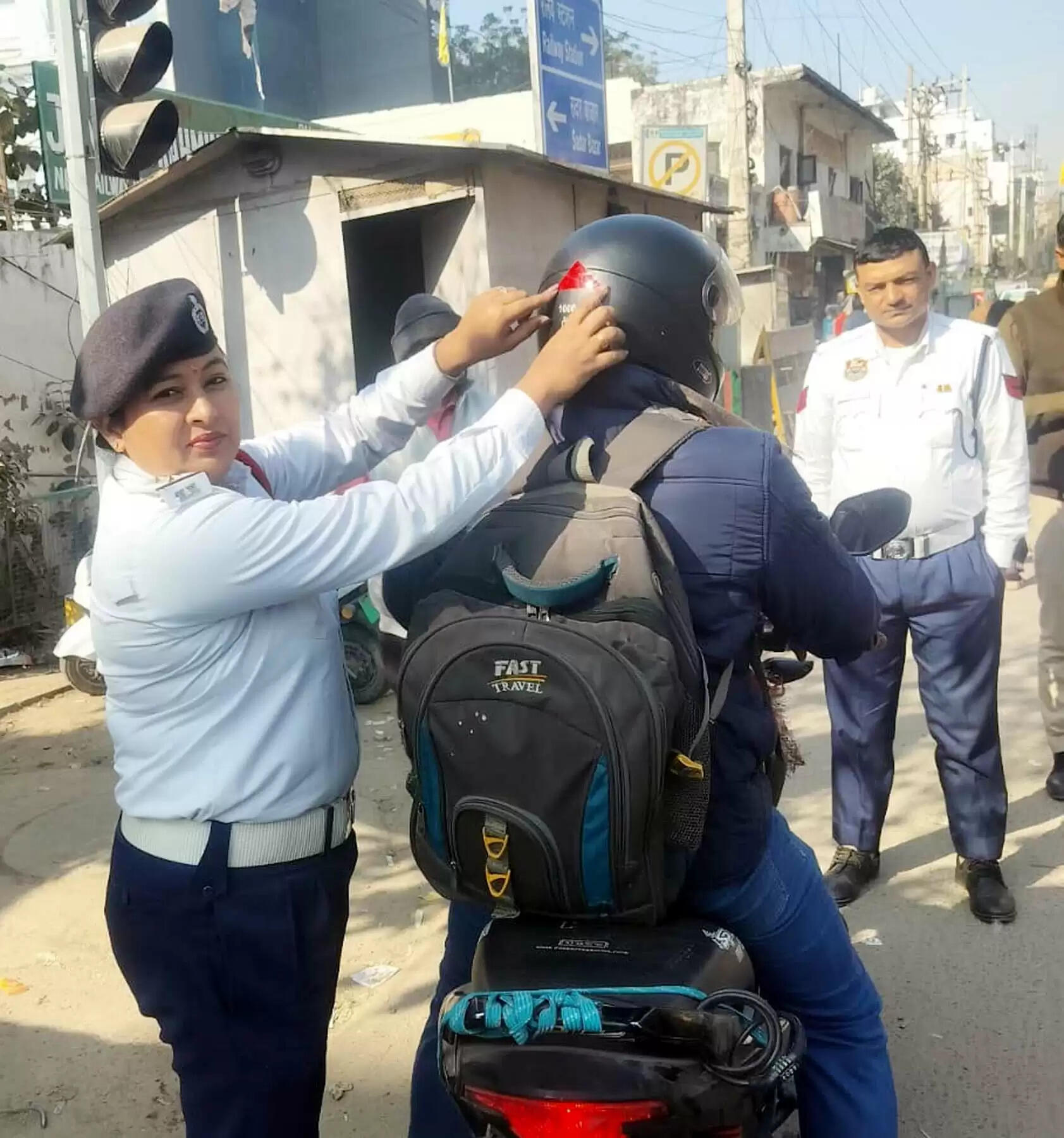 गुरुग्राम: दुर्घटना से बचाने को पुलिस ने चलाया वाहनों पर रिफ्लेक्टर टेप लगाने का अभियान