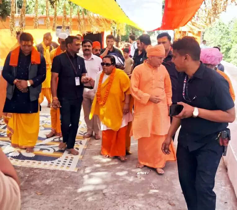 देवगुरु बृहस्पति धाम पहुंचीं पूर्व मुख्यमंत्री उमा भारती, परंपराओं के चलते दूर से ही किए दर्शन