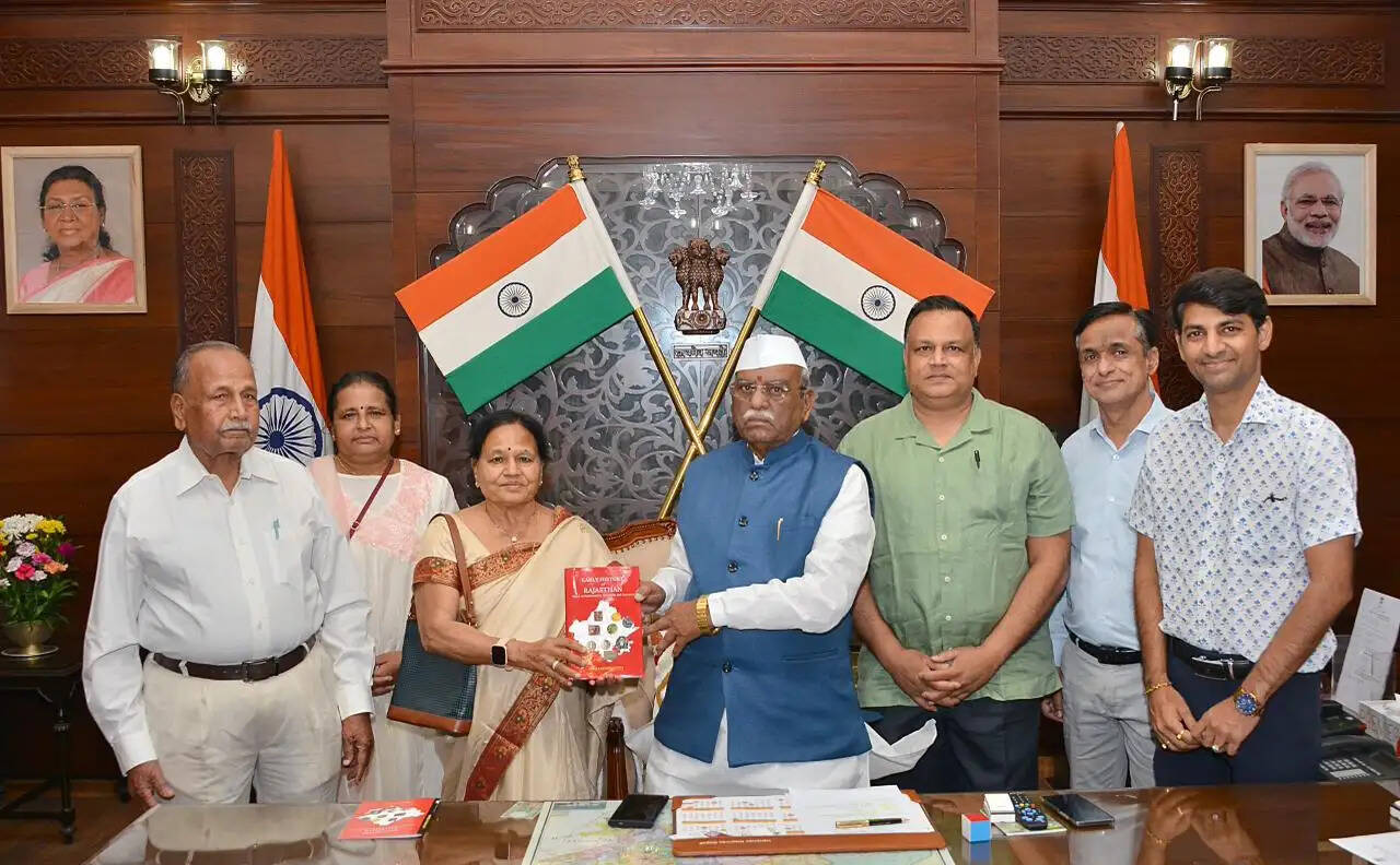 राज्यपाल को ‘अर्ली हिस्ट्री ऑफ राजस्थान’ पुस्तक भेंट