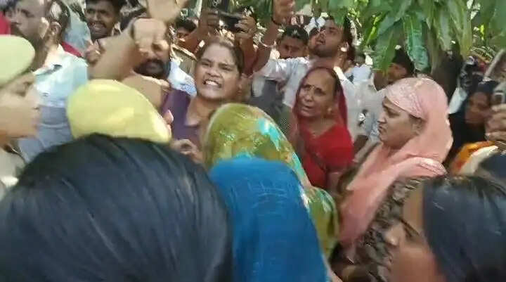 ब्रह्मानंद पहलवान हत्याकांड में आरोपियों की गिरफ्तारी की मांग को लेकर पत्नी ने किया आत्मदाह का प्रयास