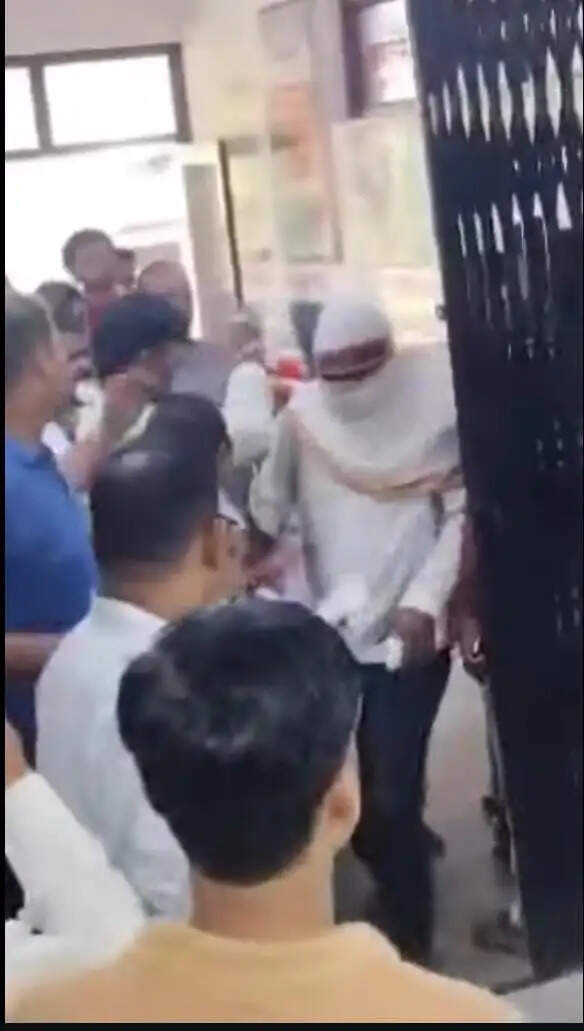 मेडिकल परीक्षण के लिए जिला अस्पताल पहुंचा आरोपित सिपाही, लोगों का फूटा गुस्सा; पुलिस ने घेराबंदी कर बचाया