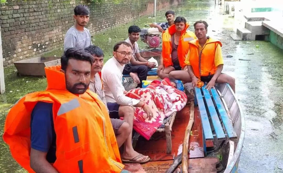 बाढ़ के पानी से बढ़ रही लोगों की मुश्किलें, बीमार महिला को नाव से निकाला