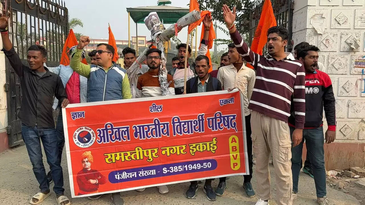 कुलपति का पुतला फूंका