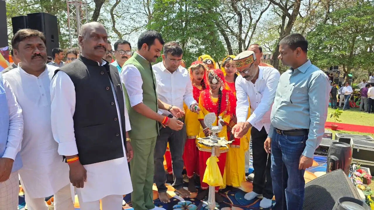 जौनपुर महोत्सव में नन्हे कलाकारों की प्रतिभा से सजा शाही किला, निपुण विद्यालयों को मिला सम्मान