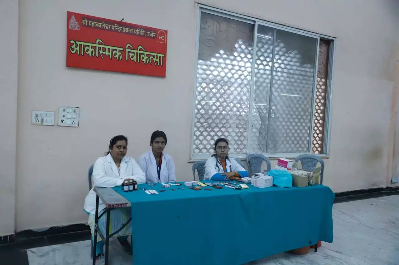 उज्जैनः महाकाल मंदिर में उमड़ा जनसमूह