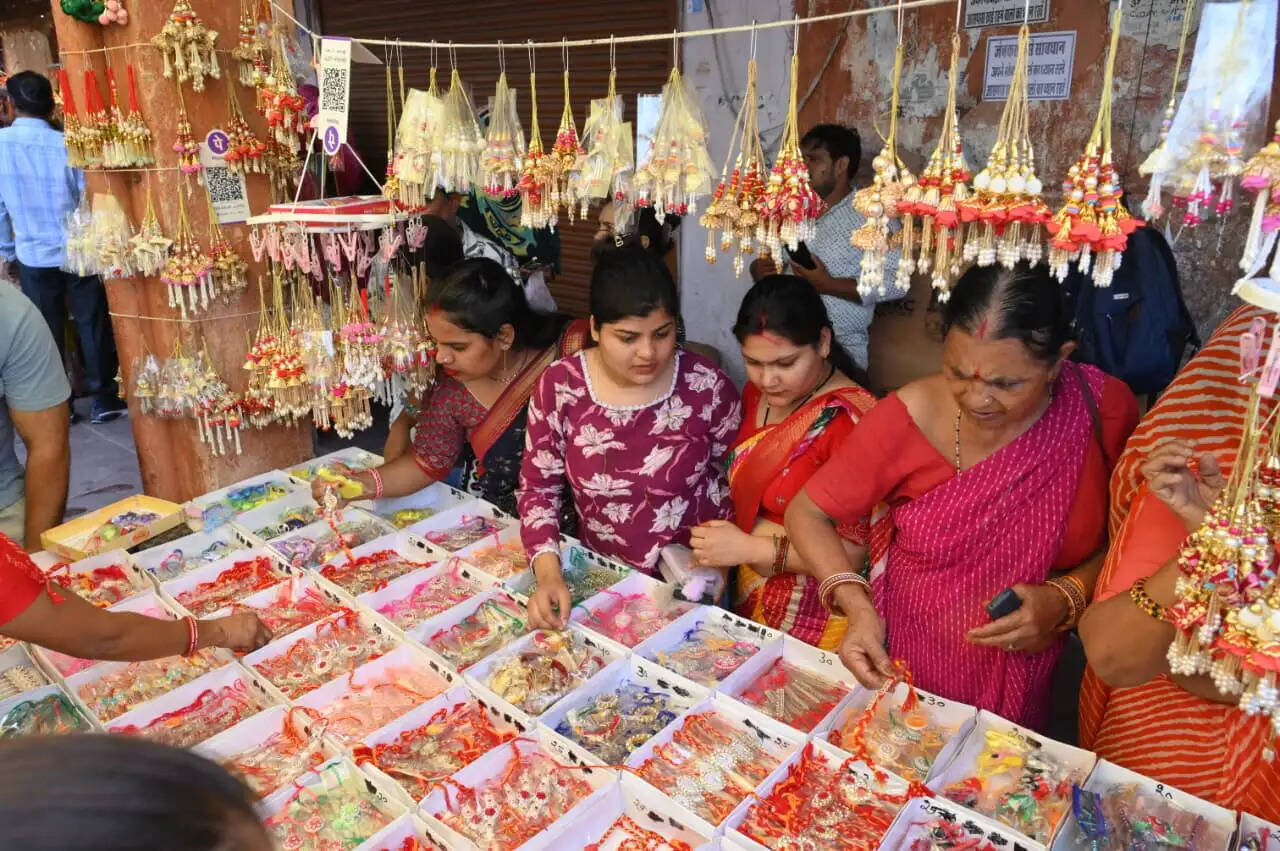 रक्षाबंधन पर सजे बाजार: 500 से अधिक तरह की राखियों की धूम