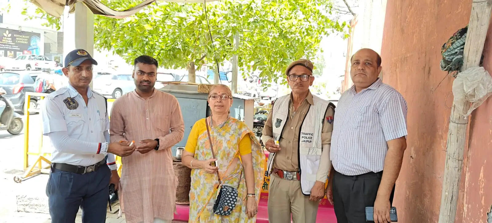 भीषण गर्मी में ड्यूटी कर रहे ट्रैफिक पुलिसकर्मियों को लू से बचाव के लिए दवा का वितरण