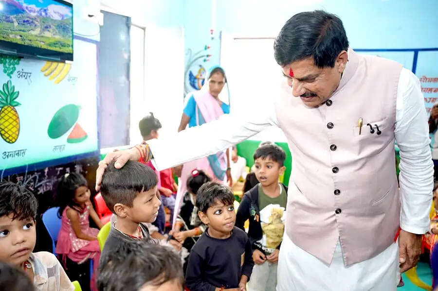 मुख्यमंत्री डॉ. यादव ने टीकमगढ़ में आंगनवाड़ी और जिला अस्पताल का किया निरीक्षण