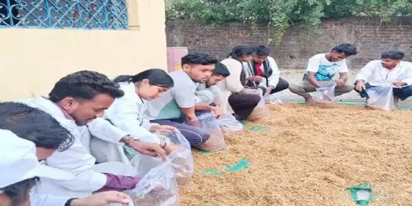 ग्राम बानगर में ग्रामीणाें के समक्ष किया गया मशरूम उत्पादन का प्रायोगिक प्रदर्शन