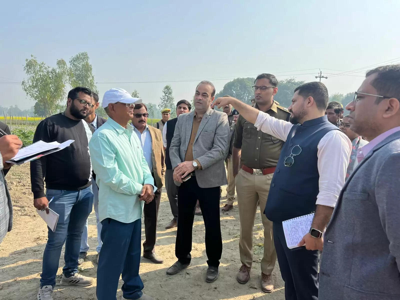 बाराबंकी : मुख्यमंत्री के संभावित कार्यक्रम काे लेकर दौलतपुर फार्म हाउस पर आला अफसरों की बढ़ी चहलकदमी