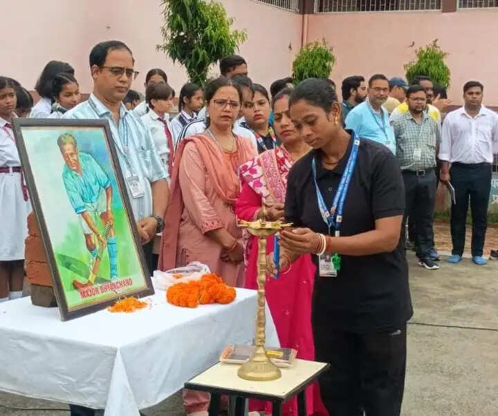 गुरु नानक पब्लिक स्कूल में मेजर ध्यानचंद की जयंती पर विशेष प्रार्थना सभा