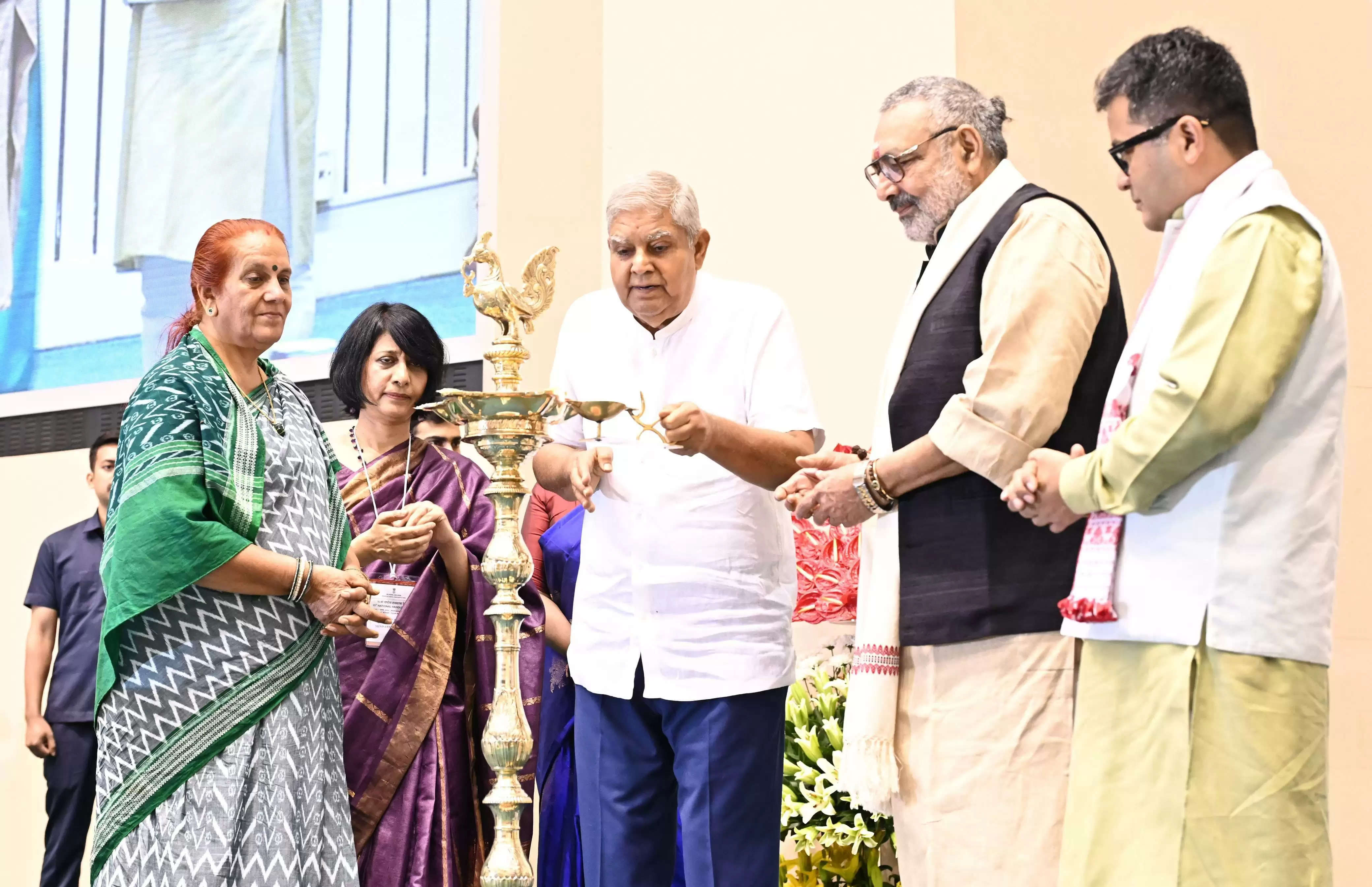 भारतीय संस्कृति के प्रतीक हथकरघा को फैशन डिजाइनिंग से जोड़ने की जरूरत : उपराष्ट्रपति