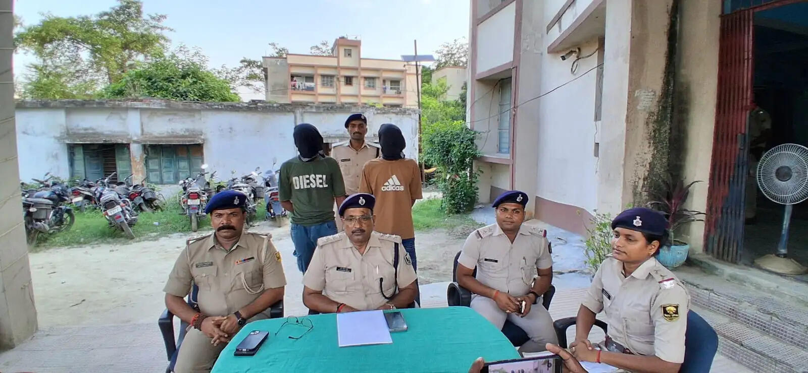 दो देसी कट्टा व ड्रैगन चाकू के साथ दो गिरफ्तार
