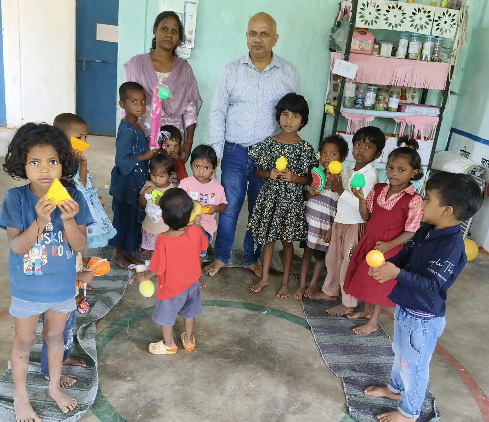 आंगन मिलन सेवा कार्यक्रम में बच्चों को बांटे खिलौने, नन्हे चेहरों पर आई मुस्कान