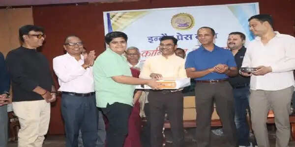 सफलता कोई लक्ष्य नहीं, बल्कि एक यात्रा है: संभागायुक्त डॉ. खाड़े