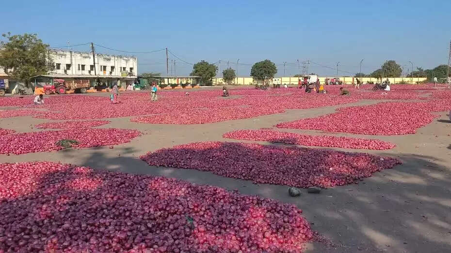 मंदसौर: अनिश्चितकाल के लिए बंद मंडी शुक्रवार को भी नहीं चली, जनप्रतिनिधियों ने किया हस्तक्षेप