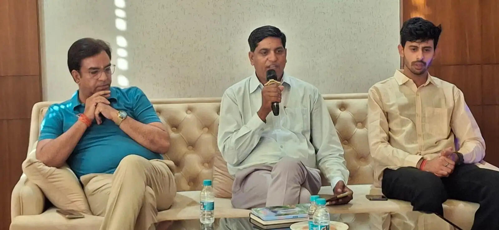 काव्य समारोह ‘सम्मुख’ में गूंजी गीत-ग़ज़लों की स्वर लहरियां