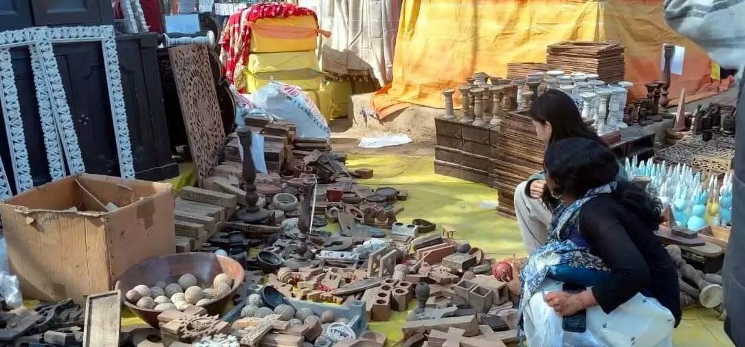 फरीदाबाद : सूरजकुंड मेले में सहारनपुर के आकर्षक आईने बन रहे पर्यटकों की पसंद