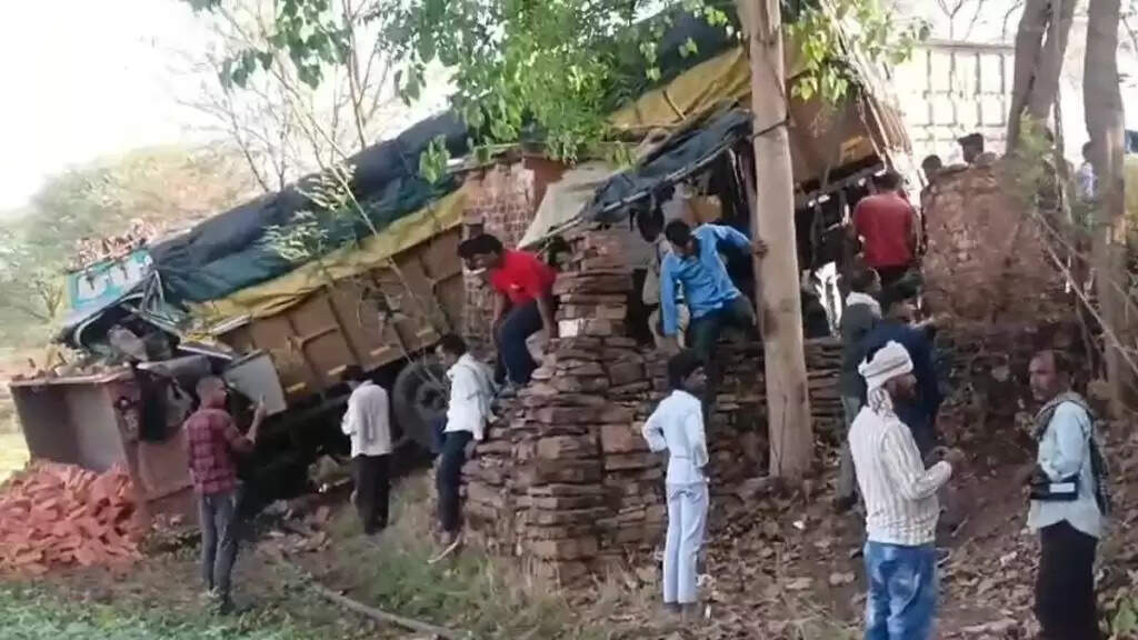 दमोहः बेकाबू ट्रक एक घर में घुसा, दो लोगों की मौत