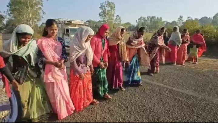 अनूपपुर: सड़क पर थिरकते कदम, ढोल-नगाड़ों की गूंज : राजेन्द्रग्राम में छेरछेरा महोत्सव का रंगीन नजारा प्रकट हुआ