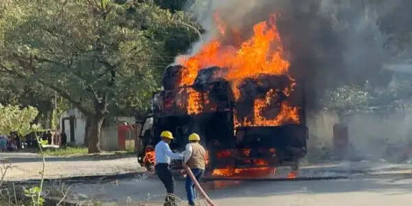 इलेक्ट्रिक तार की चपेट में आने से मिर्च से भरे ट्रक में लगी आग, धूं-धूंकर जला ट्रक