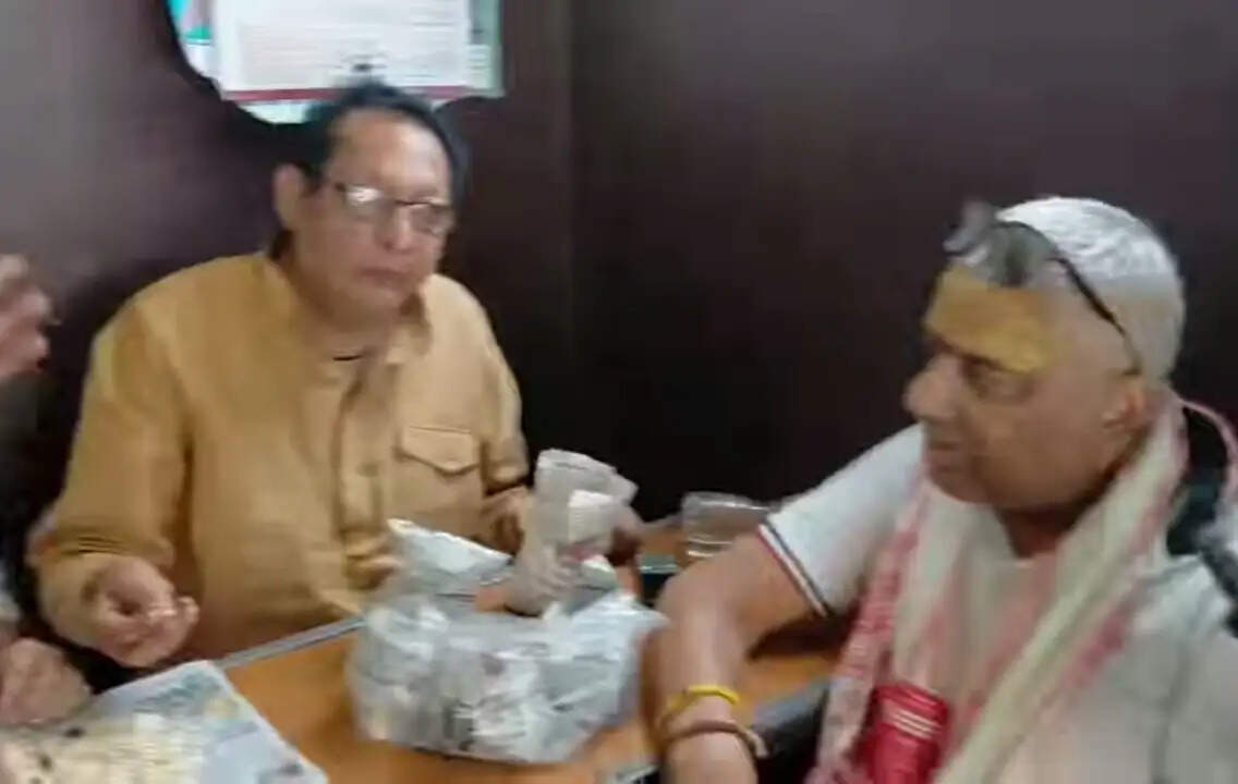 भाजपा प्रवक्ता ने झालमुड़ी बांटकर मनाया पश्चिम बंगाल चुनाव में बढ़त का जश्न